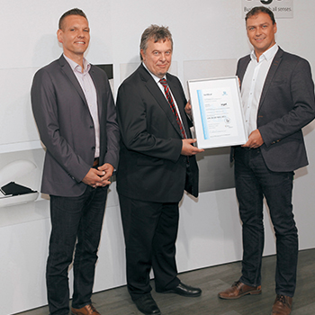 Daniel Petrasch, kaufmännischer Leiter (Finanzen, Personal, Einkauf) (rechts) und Sascha Staude (Qualitätsmanagement) (links) nehmen die Urkunde zur DIN EN ISO 9001 Zertifizierung von Dietmar Winner, Geschäftsführer der TAW Cert, Zertifizierungsgesellschaft mbH für QM-Systeme und Personal, entgegen. Daniel Petrasch, kaufmännischer Leiter (Finanzen, Personal, Einkauf) (rechts) und Sascha Staude (Qualitätsmanagement) (links) nehmen die Urkunde zur DIN EN ISO 9001 Zertifizierung von Dietmar Winner, Geschäftsführer der TAW Cert, Zertifizierungsgesellschaft mbH für QM-Systeme und Personal, entgegen.