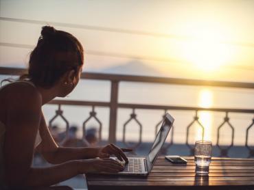 Workation Freiberufler Homeoffice Balkon Sonnenuntergang