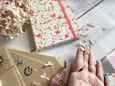 Jolie Kalender mit Blüten-Print
