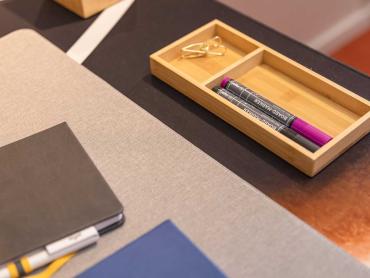 Schreibtisch mit Stifteablage und Notizbuch