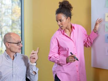 Zwei Kollegen besprechen Projekt