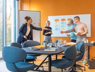 Kollegen arbeiten in Meetingraum zusammen