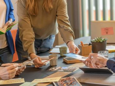 Kollegen halten ein Meeting ab