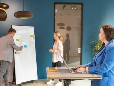 Kollegen arbeiten mit smarten Büromöbeln