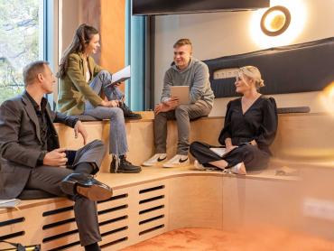 Kollegen sitzen locker zu einem Meeting zusammen