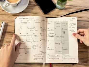 Frau liest Notizen in undatiertem Kalender