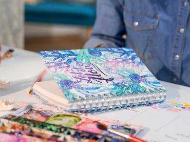 Frau arbeitet kreativ mit undatiertem Kalender
