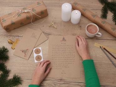 Weihnachtsbrief und Weihnachtsgeschenke mit Kerzen