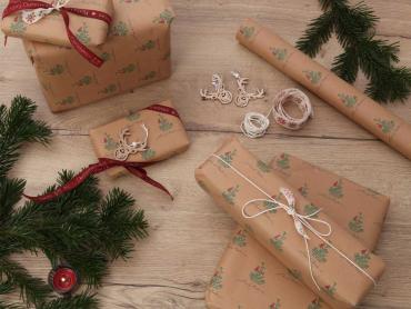 Geschenke verpackt mit winterlichem Geschenkpapier