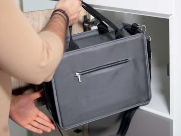 Desk Sharing Bag Premium wird in Locker gestellt