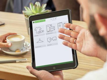 Hand zeigt auf iPad mit Smartpro Shop