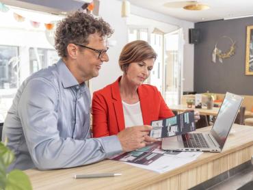 Mann und Frau schauen in Laptop