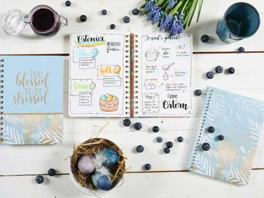 Aufgeschlagenes Notizbuch mit Anleitung zum Färben der Ostereier