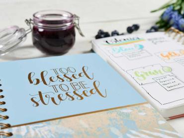 Aufgeschlagenes Notizbuch mit Anleitung zum Färben der Ostereier