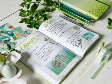 Aufgeschlagenes Notizbuch mit Anleitung zum Färben der Ostereier