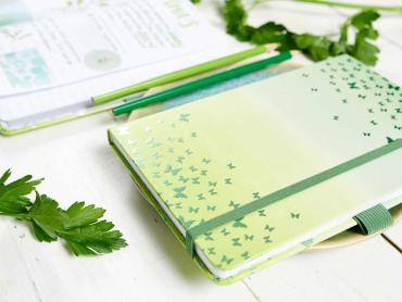 Aufgeschlagenes Notizbuch mit Anleitung zum Färben der Ostereier