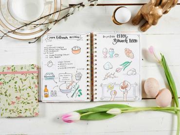 Aufgeschlagenes Notizbuch mit Anleitung zum Färben der Ostereier