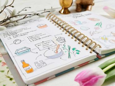 Aufgeschlagenes Notizbuch mit Anleitung zum Färben der Ostereier