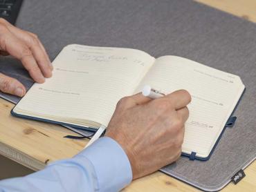 Meeting mit SIGEL Conceptum Kalender in blau