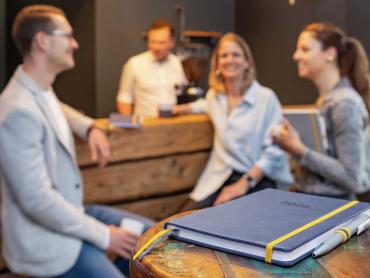 Linescape Wochenkalender in blau liegt auf Tisch in Bar