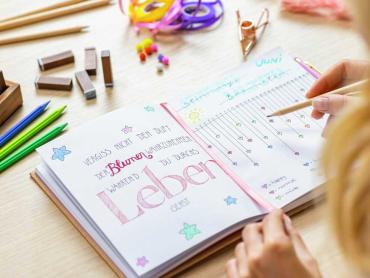 Frau notiert Tracker in Notizbuch