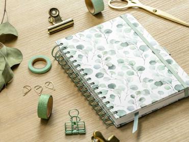 Jolie Spiral-Notizbuch „Eucalyptus Day“ in weiß mit Eukalyptus-Muster
