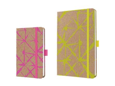 Zwei Jolie Kalender der Serie Pure mit Kraftpapier-Cover im Batik-Design in pink und gelb werden nebeneinander präsentiert
