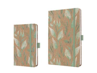 Zwei Jolie Kalender der Serie Pure mit Kraftpapier-Cover im Leaves-Design mit feinen Blättern werden nebeneinander präsentiert
