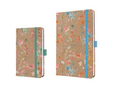 Zwei Jolie Kalender der Serie Pure mit Kraftpapier-Cover im Floral-Design mit feinen Blüten werden nebeneinander präsentiert