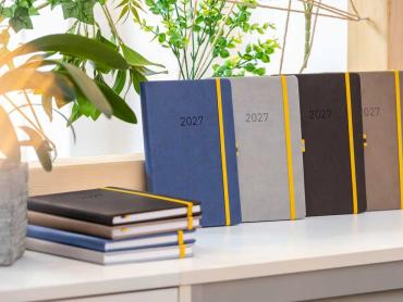 Linescape Wochenkalender in vier gedeckten Farben mit gelben Highlights