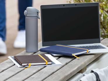 Linescape Wochenkalender liegen auf Bank