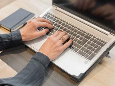 Die Idee für das SIGEL Laptop Case entstand direkt aus den Herausforderungen des modernen Office-Alltags