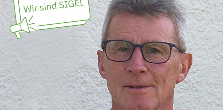 Abteilungskoordinator Josef Rettinger Portrait mit Signet