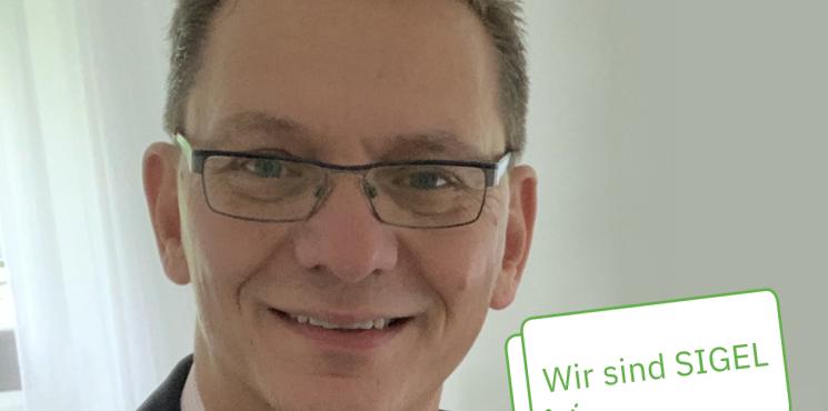 Leiter Qualitätssicherung Thomas Müller Portrait mit Signet