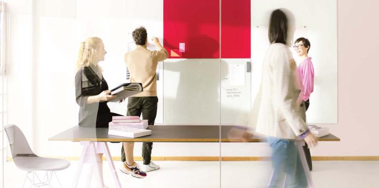 Konferenzraum mit Meetingtisch