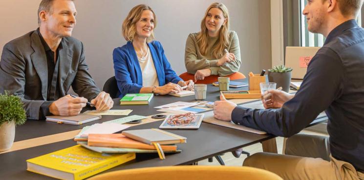 Menschen sitzen an Besprechungstisch