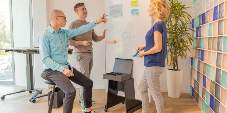 Menschen arbeiten an Whiteboard