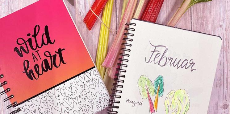 Notizbuch mit Aufschrift "Februar"