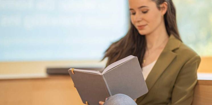 Eine Frau schreibt in ein Notizbuch