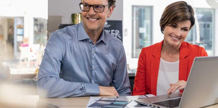 Kundengespräch zwischen zwei Personen