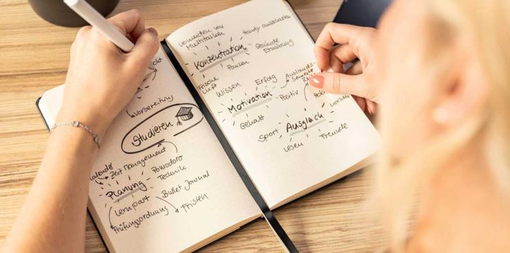 Frau erstellt Brainstorming in Notizbuch