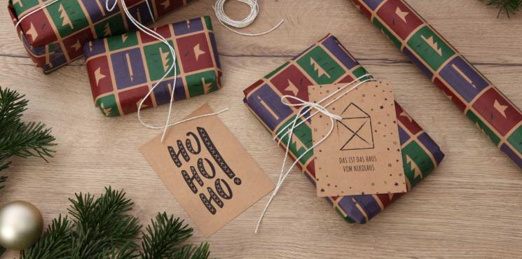 Weihnachtskarten in Kraftkarton und Geschenkpapier in Weihnachts-Design