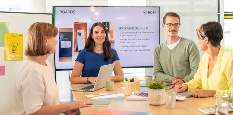 Kollegen unterhalten sich im Meeting