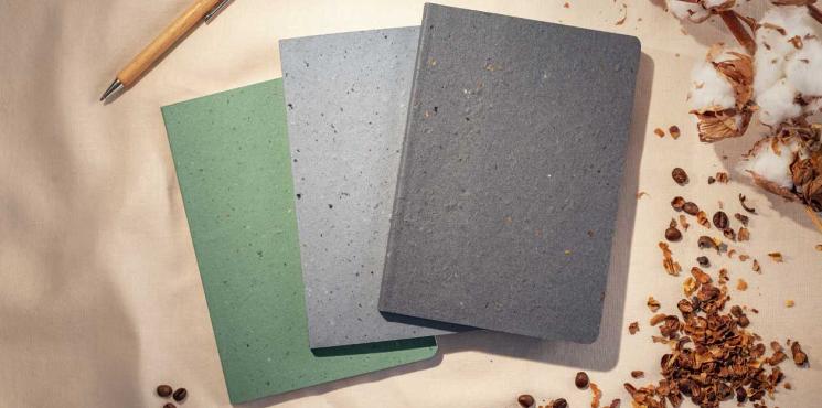 Re-Up Notizbücher in grün und grau mit Cover aus Kaffeebohnenschalen