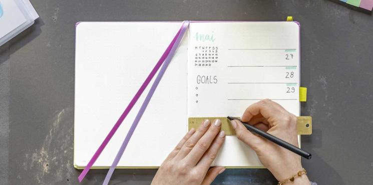 Hände zeichnen mit Lineal und Bleistift Monatsübersicht in Jolie Bullet Journal