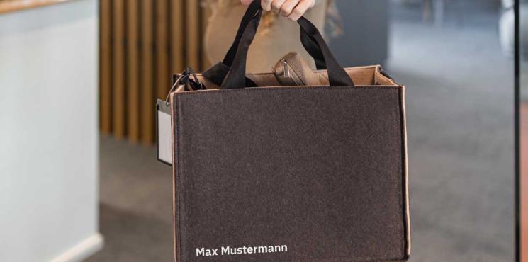 Bei der Kundenzufriedenheitsumfrage eine personalisierte Desk Sharing Bag gewinnen
