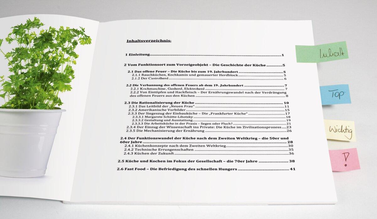 Pflanze neben Buch mit Inhaltsverzeichnis, bunte Klebezettel rechts
