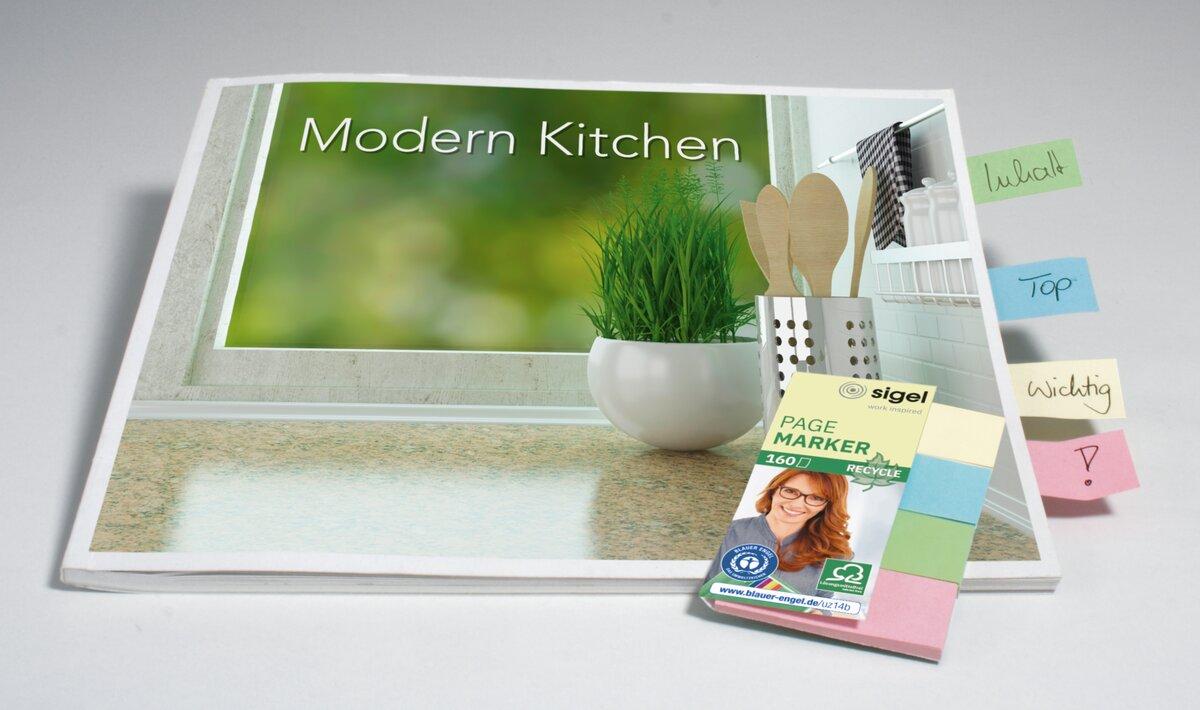Kochbuch Modern Kitchen mit Pflanzenmotiv, markiert mit bunten Haftnotizen
