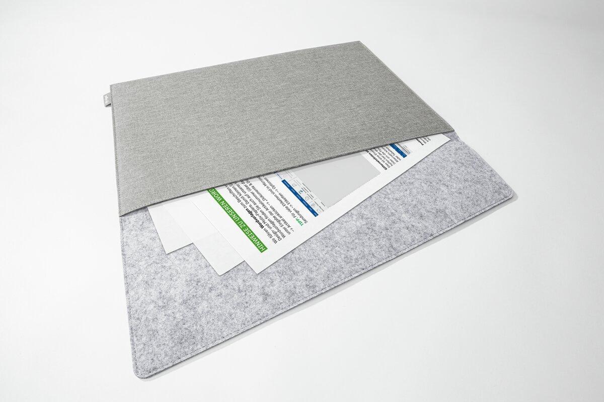 BA502-Anwendung3-Sigel-Laptop-HuelleM-hellgrau.jpg