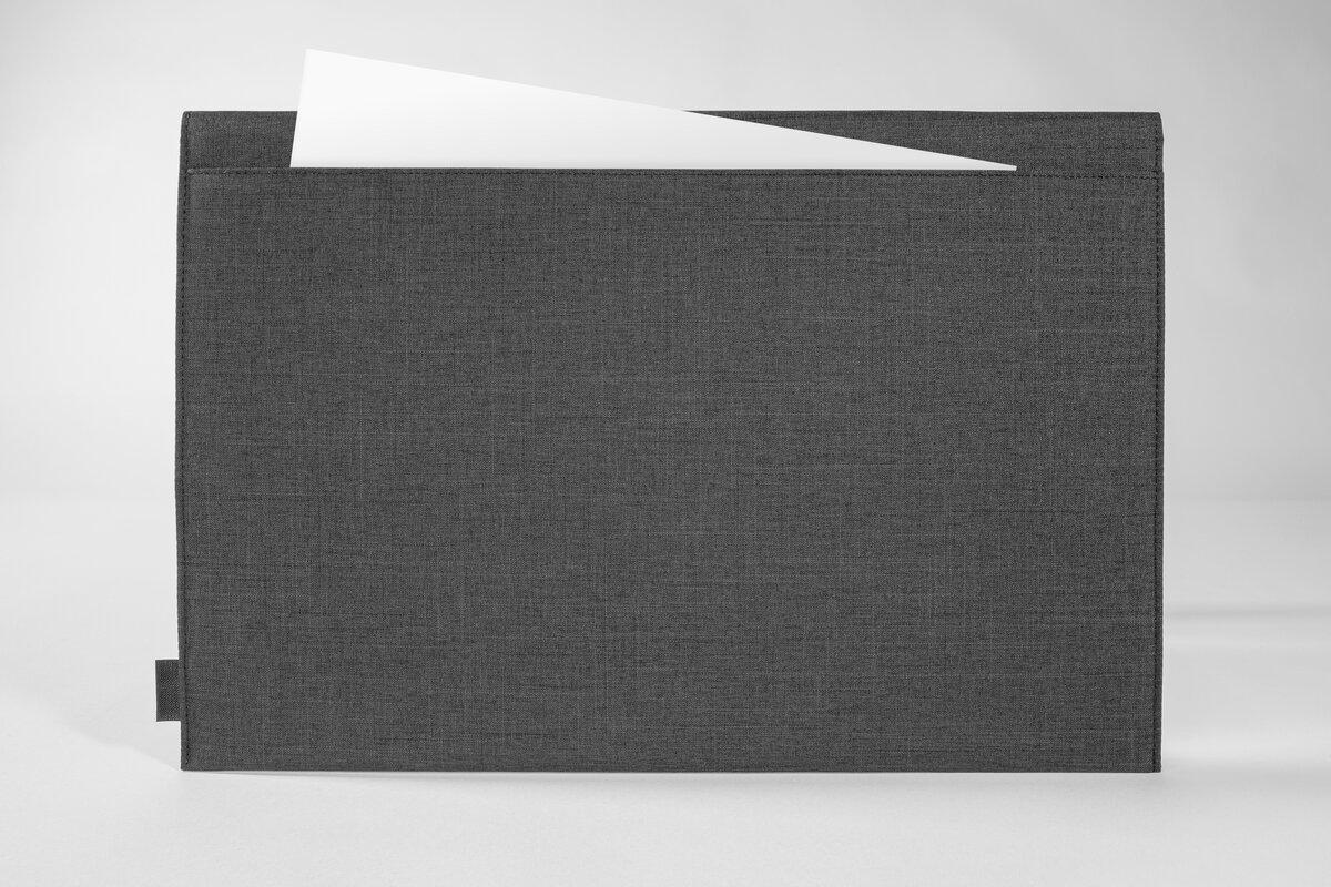 BA503-Anwendung1-Sigel-Laptop-HuelleM-dunkelgrau.jpg
